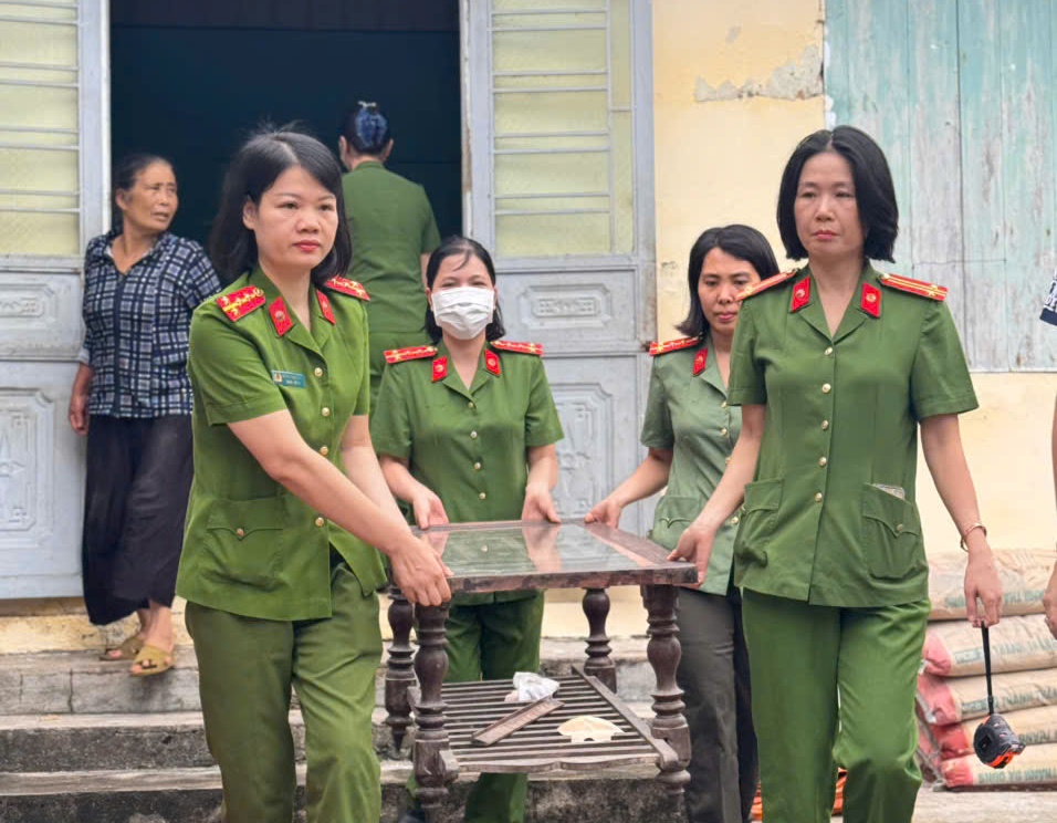 Công an phường Hưng Đạo: Khởi công sửa chữa “Mái ấm tình thương” - Ấm áp tình quân dân